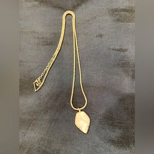 🌟 Retired 🌟 EUC KENDRA SCOTT Corla Gold & Ivory Pearl Necklace